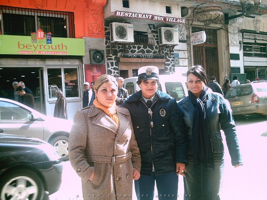 ORAN 04 2007 21 LES ANGES GARDIENS SUR LA RUE D ARZEW.JPG